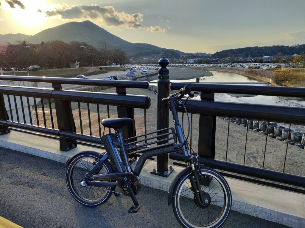 夕闇の五十鈴川と自転車